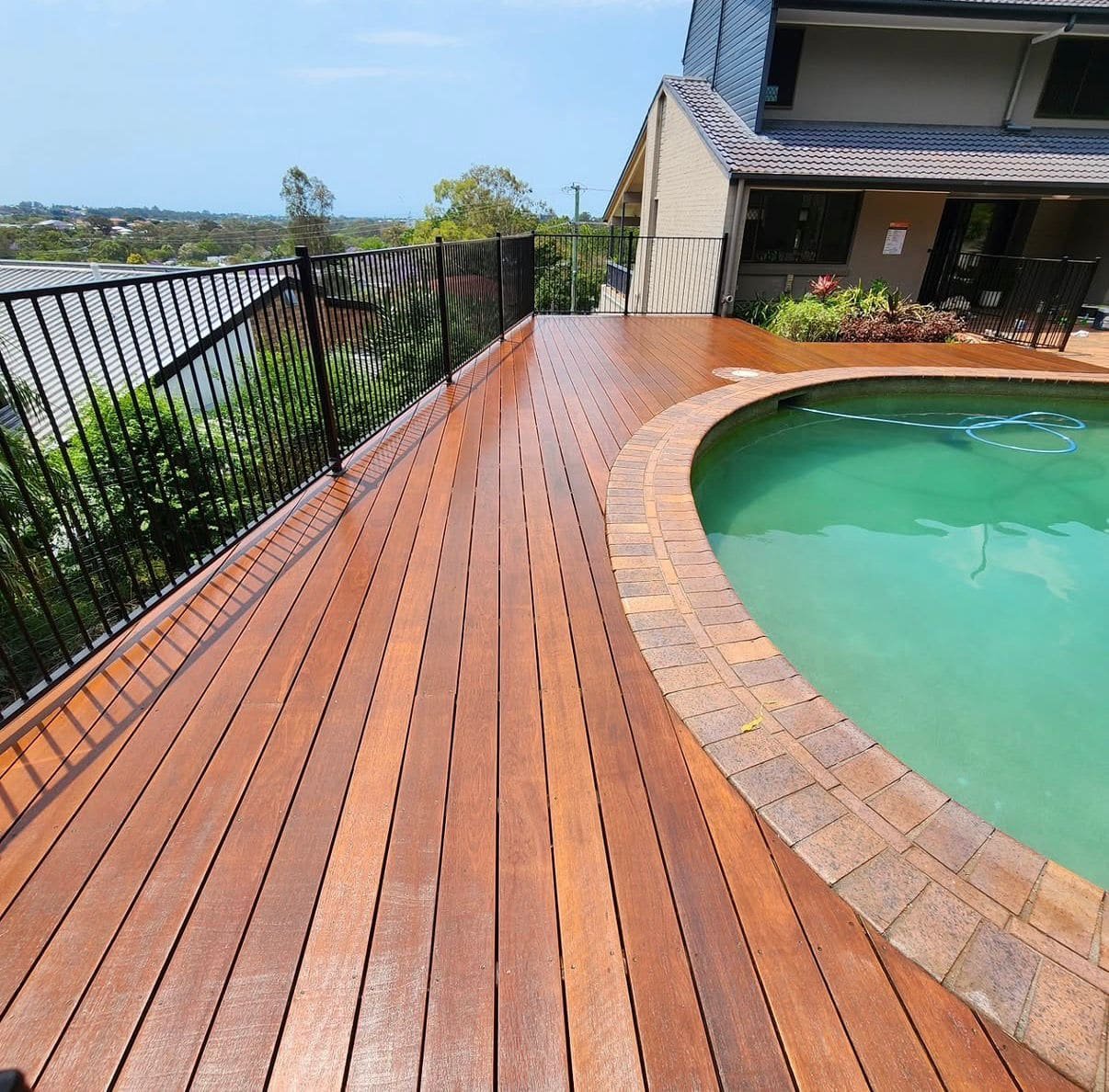 Timber pool deck with curved paving built by 2Easy in Brisbane