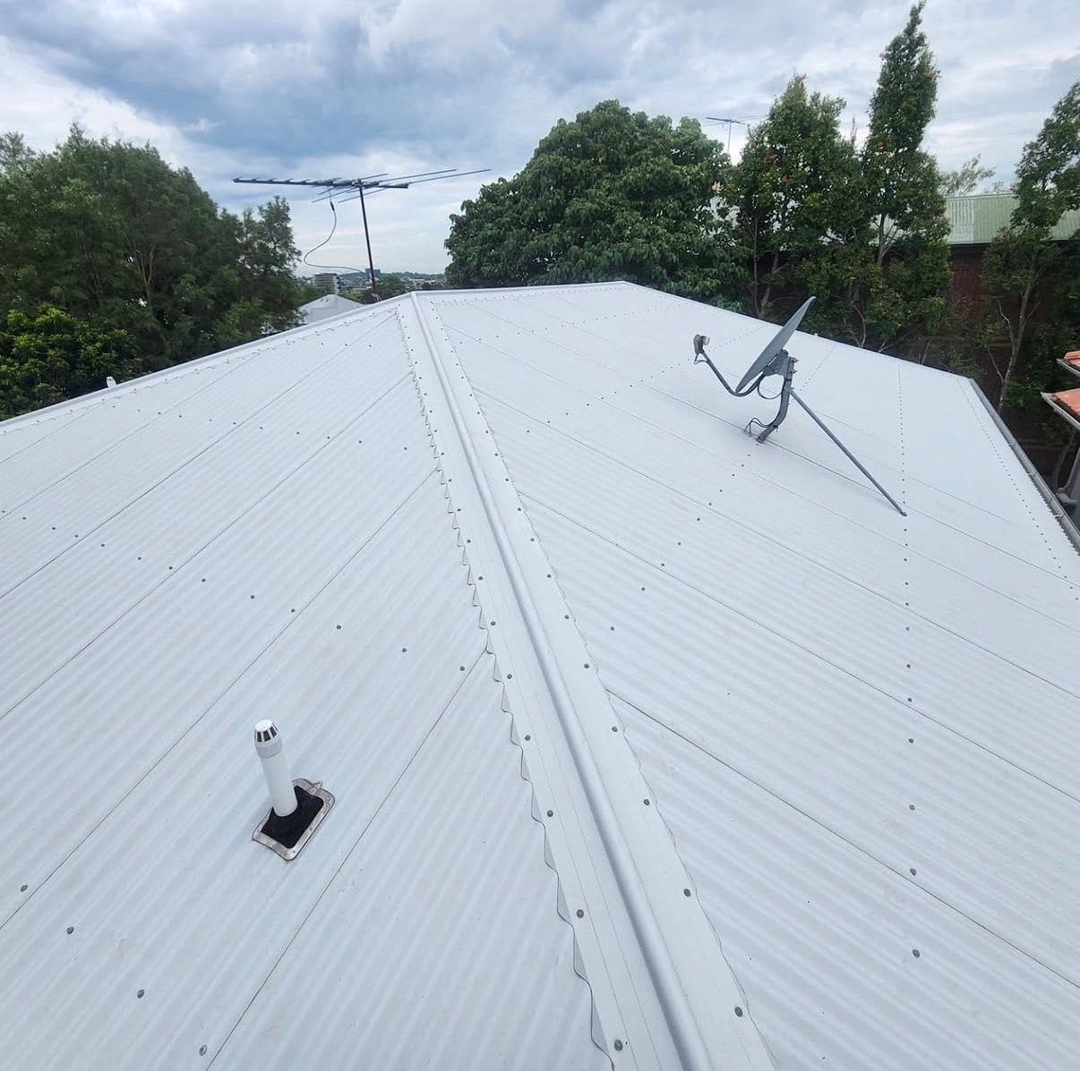 Brisbane roof after professional cleaning and restoration by 2Easy